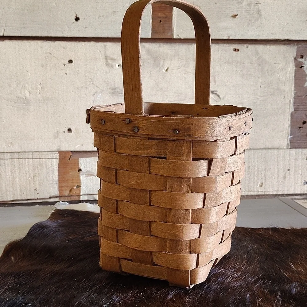 Longaberger basket woven 1985 with handle vintage